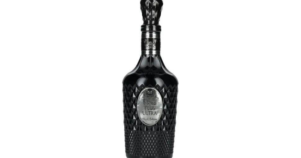 A.H. Riise Non Plus Ultra Black Edition 42% vol 0,7 l Geschenkbox