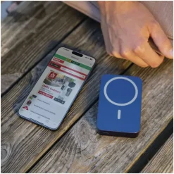 EMOS Powerbank WI 1046, 10000 mAh MagSafe mit Passthrough und Wireless-Charging, USB-C-Ausgang inkl. Kabel - für iPhone, Smartphone, - blau, B0551BL - Blau