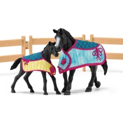 Schleich Horse Club Pferdebox mit Stute und Fohlen 42611