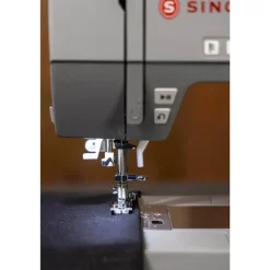 Singer Heavy Duty 6805C