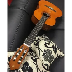 Yamaha C40 Konzertgitarre – 4/4 Holzgitarre (65 cm, 25 9/16” Mensur), 6 Nylonsaiten, für Anfänger – Natur