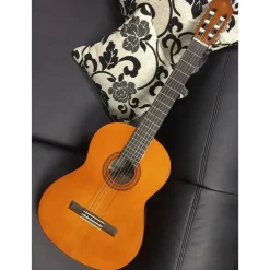 Yamaha C40 Konzertgitarre – 4/4 Holzgitarre (65 cm, 25 9/16” Mensur), 6 Nylonsaiten, für Anfänger – Natur